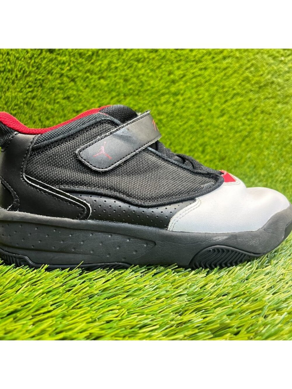 Nike‎ Air Jordan Max Aura 4 Boys Size 2.5Y Black White Basketball Shoes Sneakers